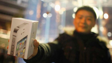 Pembeli iPhone 4S di Shanghai, China pada 2012 lalu.