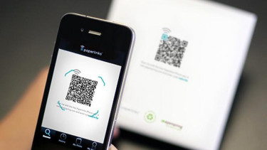 Ilustrasi Scanning QR Code.