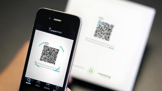 Ilustrasi Scanning QR Code.