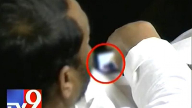 Seorang pejabat pemerintah Karnataka India menonton video porno