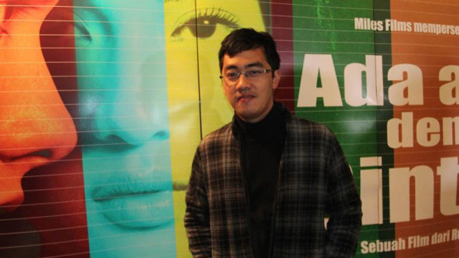 Dennis Adhiswara menikahi manajernya sendiri