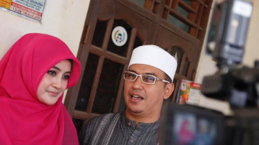 Ustad Jeffry Al Buchori (Uje) Bersama Istri