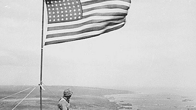 Pasukan AS dirikan bendera usai kalahkan Jepang di Iwo Jima.