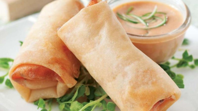 Lumpia udang. Nikmati selagi hangat dengan cocolan mayones dan saus sambal. 
