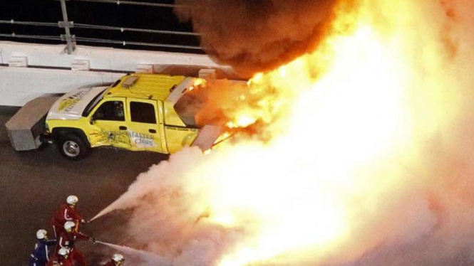 Mobil NASCAR Pablo Montoya menabrak truk bahan bakar, kemudian meledak