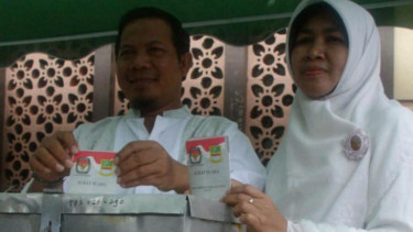 Calon Bupati Bekasi incumbent Sa’duddin dan istri