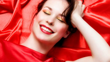 wanita lebih atraktif dalam balutan busana merah