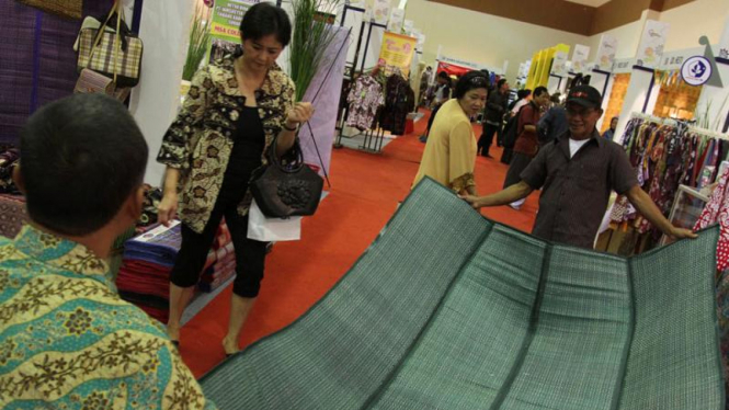 Para konsumen saat melihat produk-produk yang dipamerkan