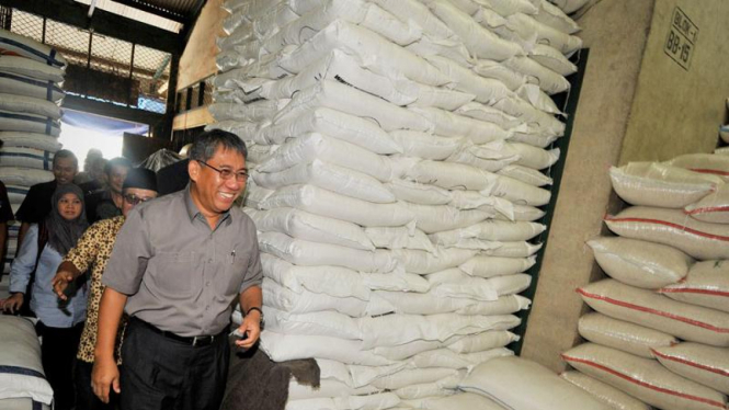 Bayu Krisnamurthi meninjau Pasar Induk Beras Cipinang.