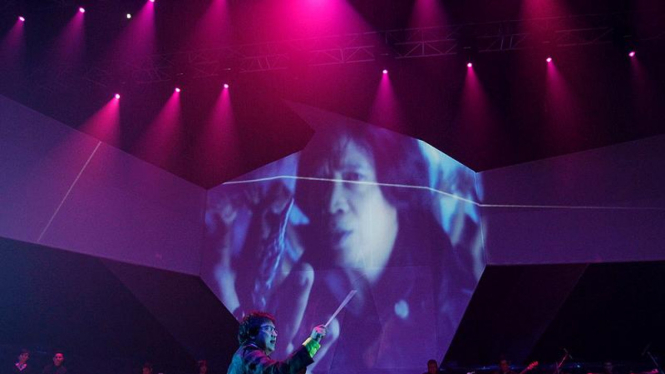 Erwin Gutawa Orchestra di Konser Kidung Abadi Chrisye