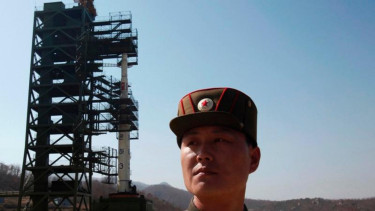 Tentara Korea Utara berjaga di depan roket Unha-3