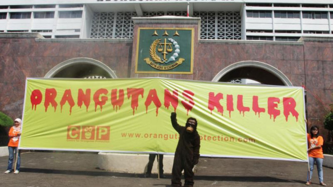 Aktivis Centre for Orangutan Melakukan Aksi Unjuk Rasa di Depan Kejaksaan Agung