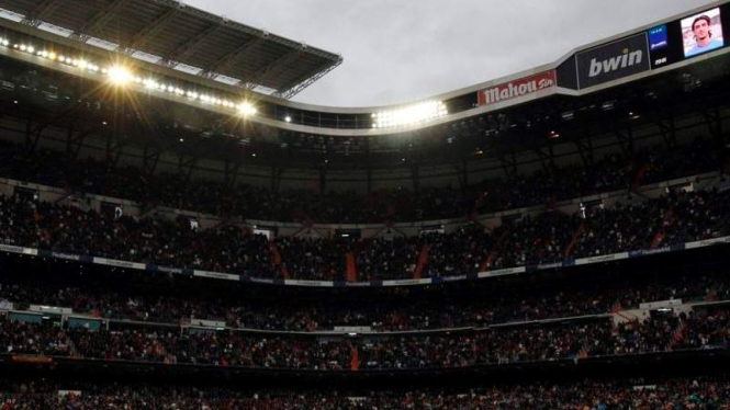 Santiago Bernabeu saat mengheningkan cipta untuk Morisini.