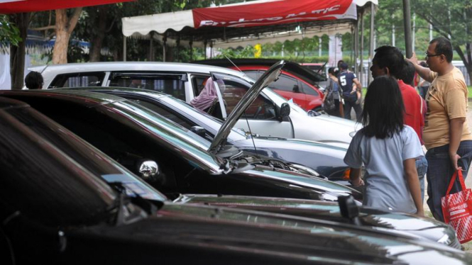 Jual beli mobil bekas.