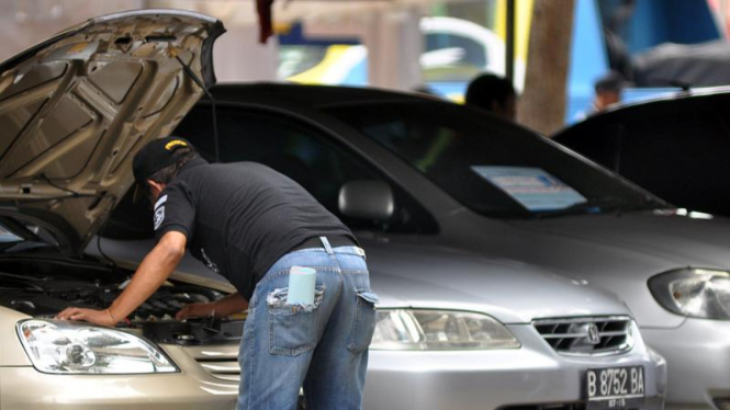 Ilustrasi jual beli mobil bekas.