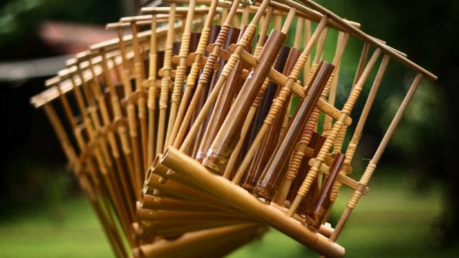 Angklung.