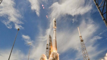 Roket Atlas 5 meluncurkan satelit EAHF 2