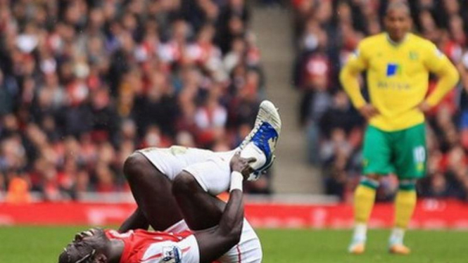 Bacary Sagna (merah) meringis kesakitan saat alami patah kaki
