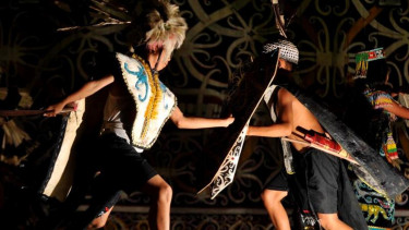 Tarian perang Suku Dayak
