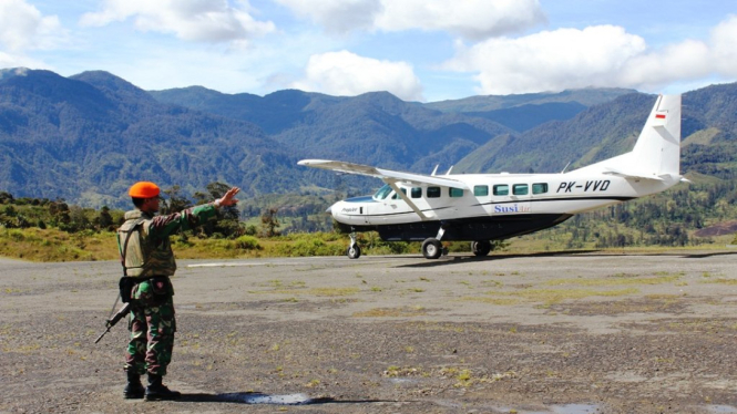 Ilustrasi/Paskhas TNI AU menjaga Bandara Sinak Illaga, Kabupaten Puncak Papua