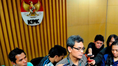 Juru bicara KPK Johan Budi SP menjawab pertanyaan wartawan