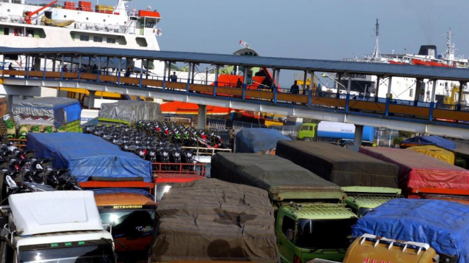 Truk antre di Pelabuhan Merak, Banten