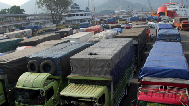 Truk antre di Pelabuhan Merak, Banten