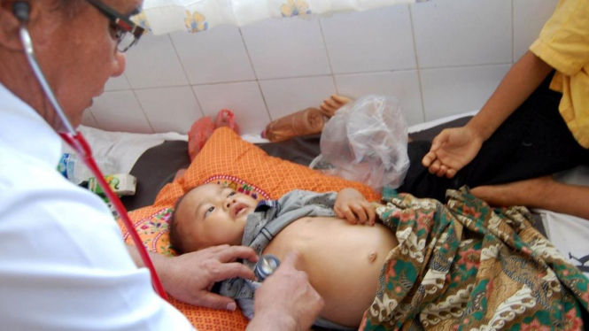 Seorang dokter periksa anak yang jadi penderita gizi buruk beberapa waktu silam.