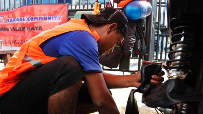 Tambal Ban Gratis Akibat Ranjau Paku. Ilustrasi