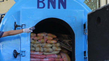 ILustrasi/BNN sedang melakukan pemusnahan barang bukti berupa pil ekstasi