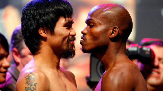 Manny Pacquiao (kiri) dan Timothy Bradley