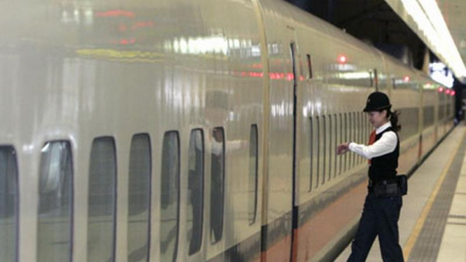 Sebuah kereta cepat di Taipei Taiwan