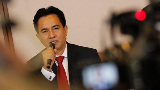 Yusril Ihza Mahendra Saat Jumpa Pers Kasus Suap PT Bhakti Investama