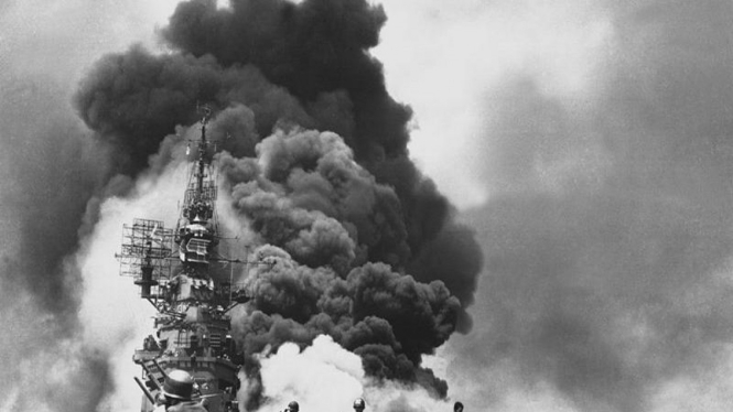 Kapal Perang AS USS Bunker Hill terkena serangan Kamikaze Jepang.