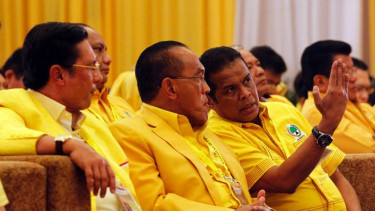 Ketua Umum Partai Golkar Aburizal Bakrie bersama Fadel Muhammad dan Fuad Hasan Masyhur saat pembukaan Rapimnas III Partai Golkar di Bogor, Jumat (29/6/2012).