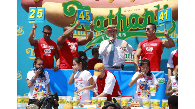 Lomba Makan Hot Dog (KHUSUS GALERI)