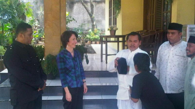 Wakil Dubes AS Kristen Bauer (tengah) di lokasi syuting Tukang Bubur Naik Haji.