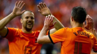 Pemain asal Belanda, Ron Vlaar (kiri) dan Robin van Persie.