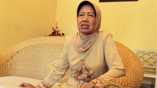 Ibunda Joko Widodo, Sujiatmi Notomiharjo.