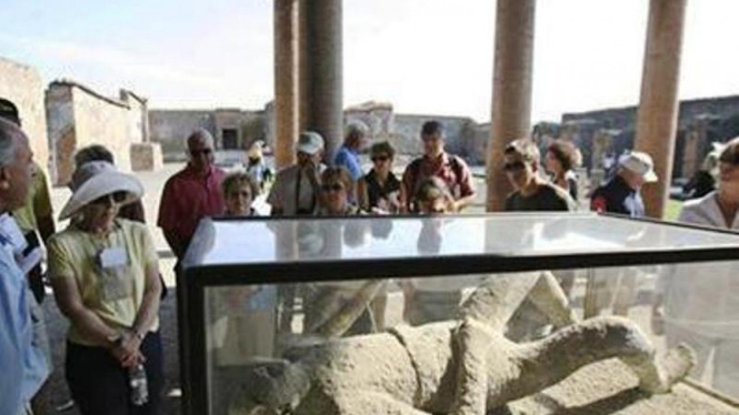 Jasad penduduk Pompeii yang diawetkan oleh abu Vesuvius