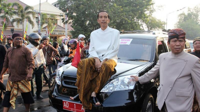 Kirab mobil Esemka dengan Joko Widodo.