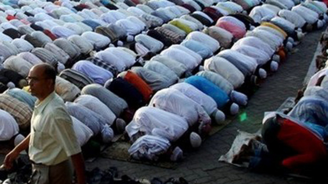 Ilustrasi salat Idul Fitri.