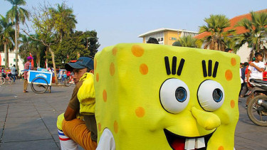 Tokoh Kartun Spongebob di Kota Tua Jakarta