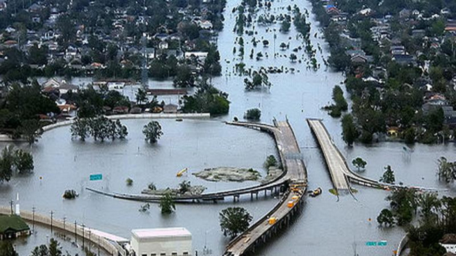 Banjir bandang di Kota New Orleans, AS akibat Topan Katrina.