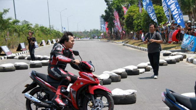 Komedian Komeng menjajal Jupiter Z1