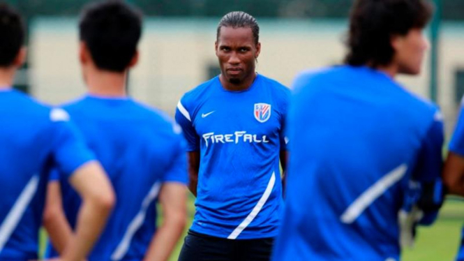 Didier Drogba (tengah) bersama Shanghai Shenhua