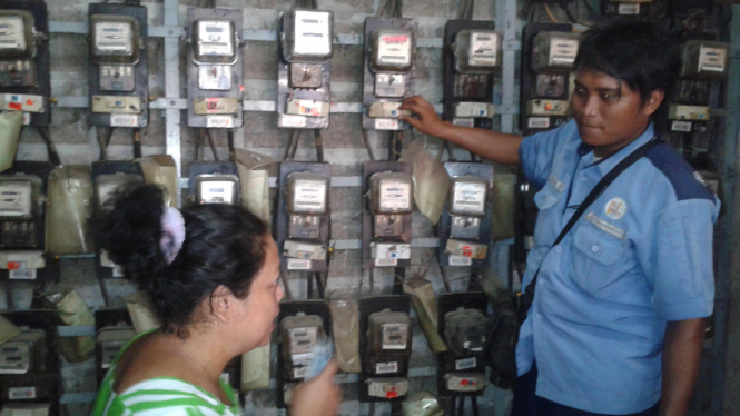 PLN saat periksa meteran listrik di rumah susun Tambora.