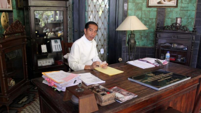 Jokowi di antara mebel-mebel antik di ruang kerjanya