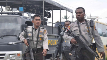 Anggota Kepolisian Daerah Papua saat tugas patroli beberapa waktu silam. (foto ilustrasi)