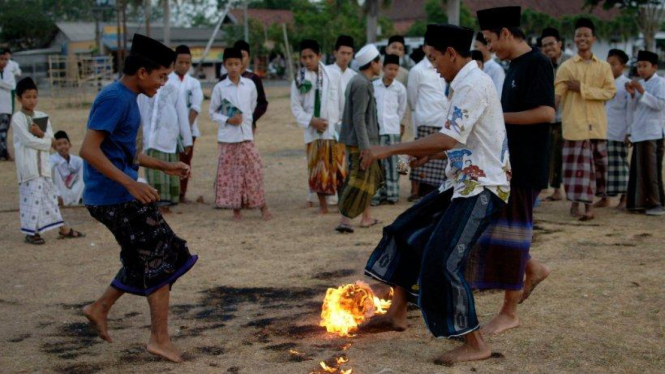 Santri-santri di pondok pesantren Lirboyo main sepakbola api